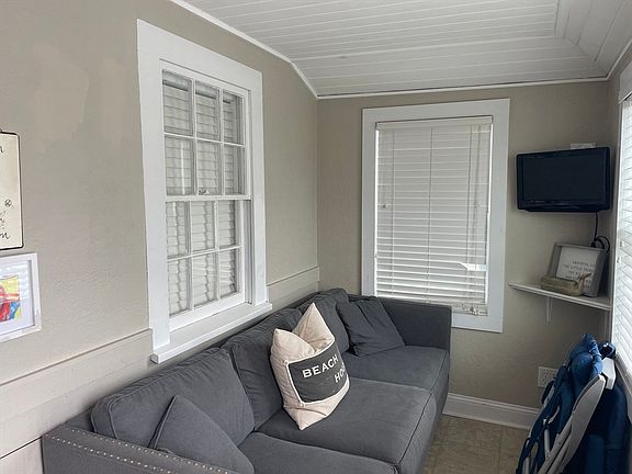 4th image of 10 Emerson St #0