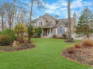 14 Silas Woods Rd, Manorville, NY 11949