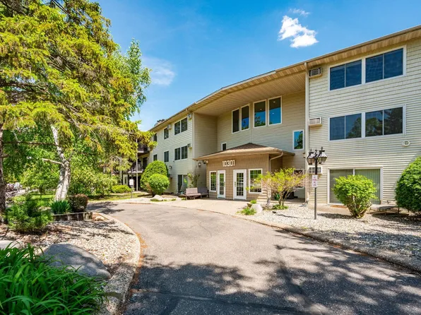 10301 Cedar Lake Rd APT 201, Minnetonka, MN 55305