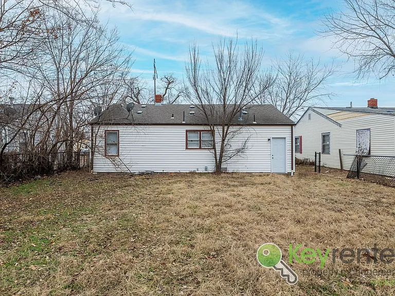 1338 N Volutsia Ave — Photo 4