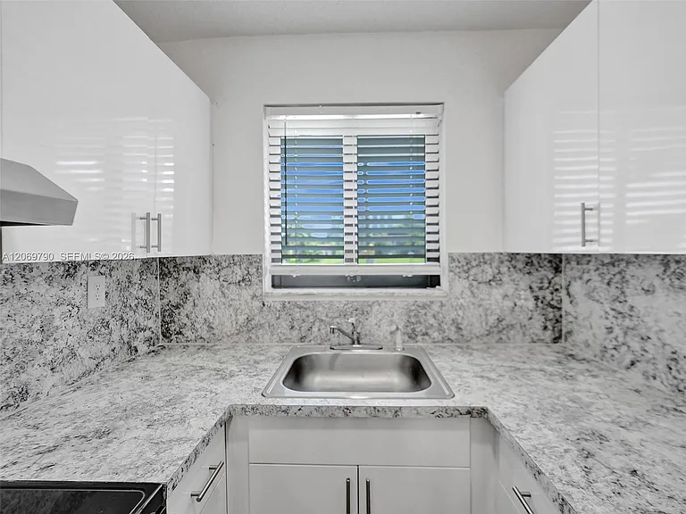 114 SE 8th St #203 — Photo 15