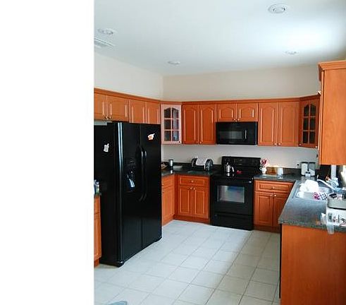5th image of 1030 Merry St E