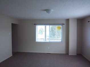 314 E 1st St, Uhrichsville, OH 44683