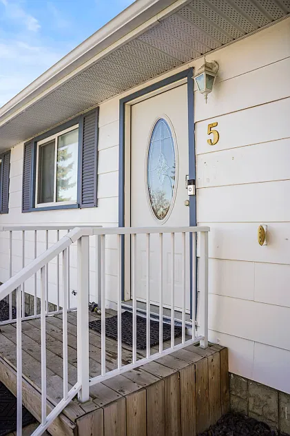 5 Watson Street Red Deer — Photo 2