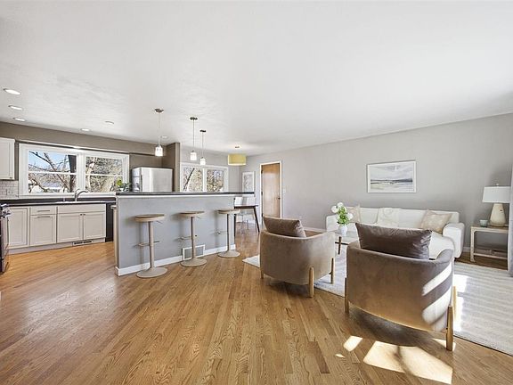 3rd image of 3002 Brookside Dr