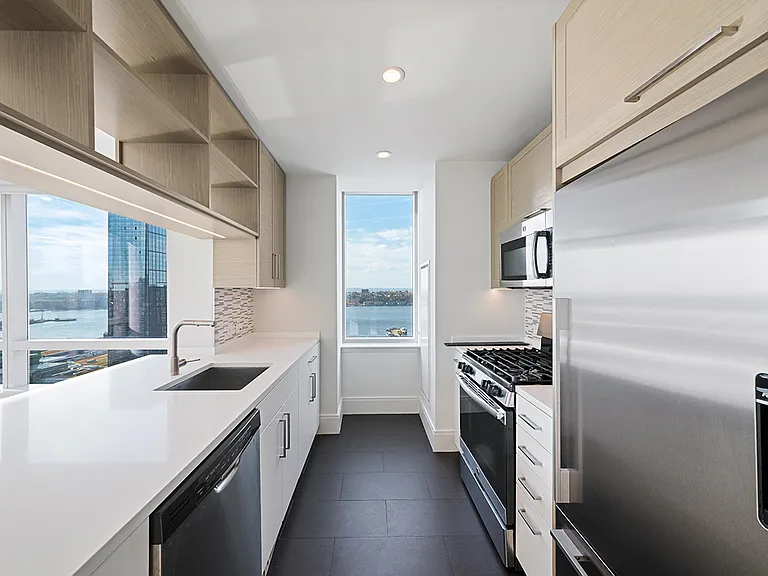 555 10th Ave #14B — Photo 4