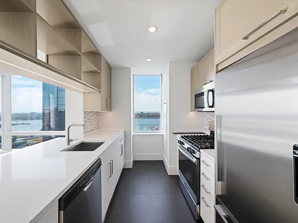 555 10th Avenue image 3 of 18