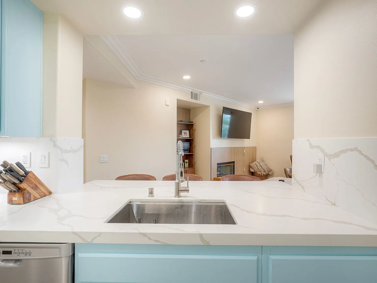 2 bed, 1704 sqft, $5,000 — Photo 4
