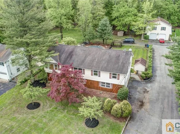 99 Finnegans Ln, Kendall Park, NJ 08824