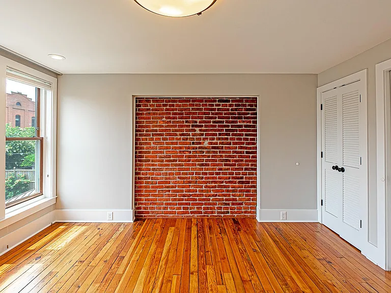 325 D St SE — Photo 38