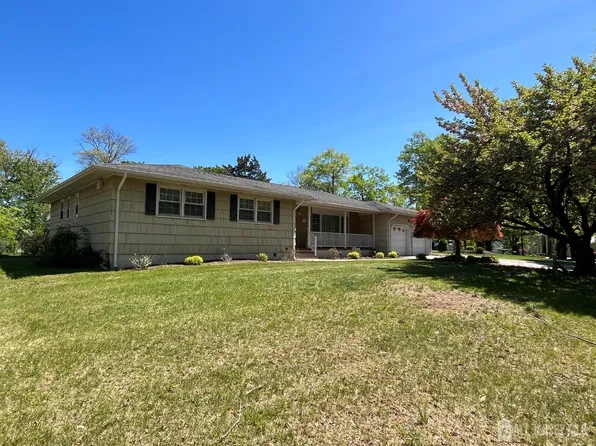 9 Wood Lake Dr, Piscataway, NJ 08854