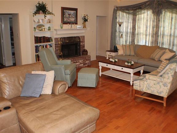 4th image of 3006 Creek Hollow Dr