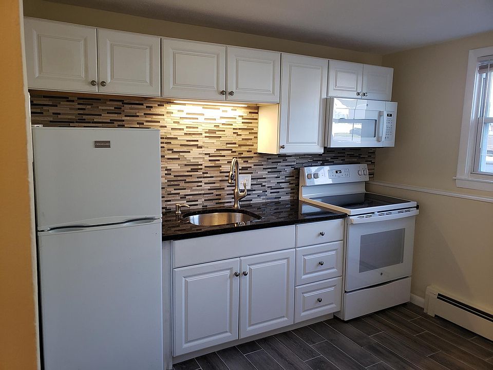 Kitchen entering from hallway.