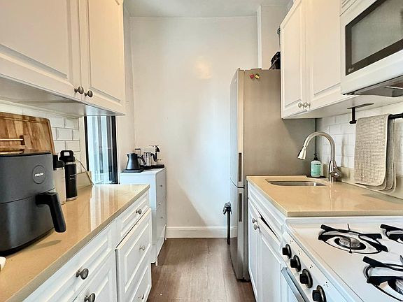 5th image of 135 E 63rd St #3E