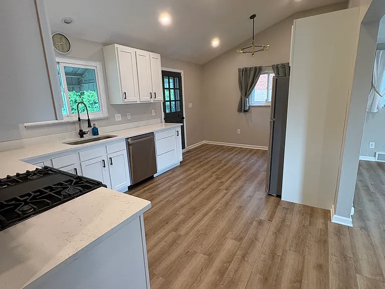 1624 Sillview Dr — Photo 7