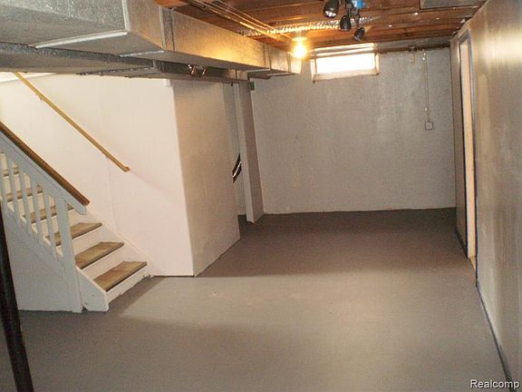 4th image of 21651 Parklawn St