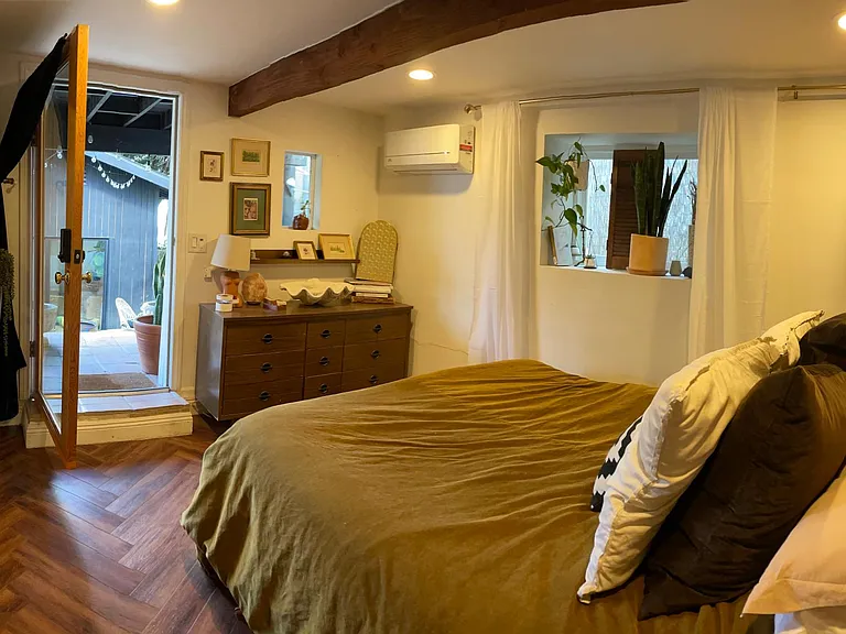 1086 W Edgeware Rd — Photo 10