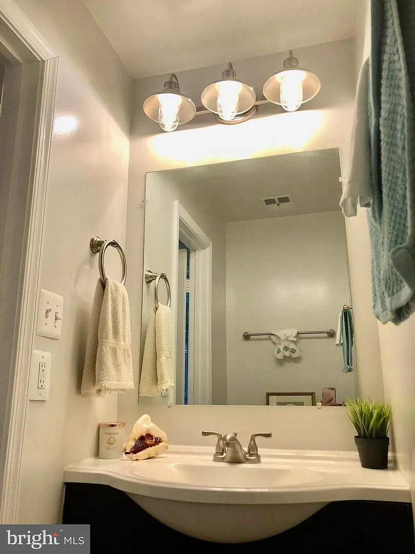 3 bed, 2.5 bath, 1280 sqft, $2,700 — Photo 4