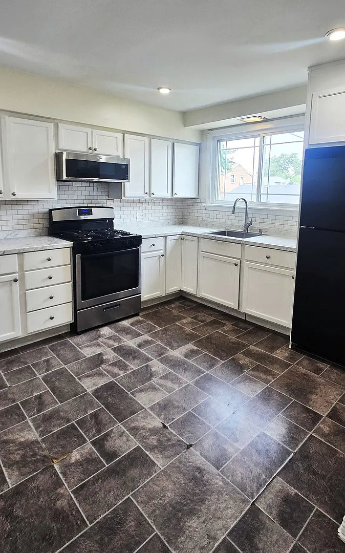 3 bed, 1100 sqft, $1,875 — Photo 4
