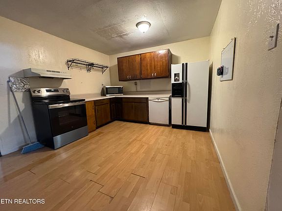 3rd image of 709 Fowler St