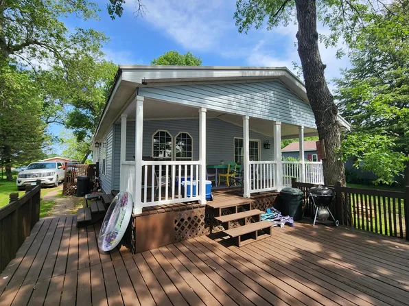 272 N Shore Dr, Windom, MN 56101