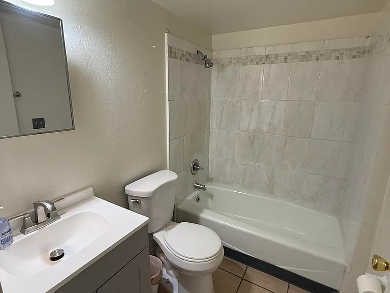 725 W 40th St — Photo 13