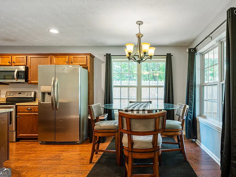 18 Larkspur Ln — Photo 2