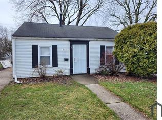 18988 Roscommon St, Harper Woods, MI 48225