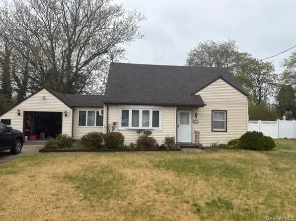 152 Foster Boulevard, North Babylon, NY 11702