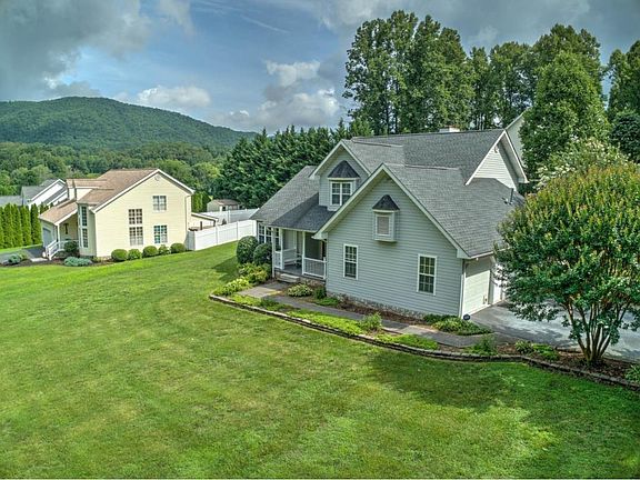 3rd image of 127 Oak Dr