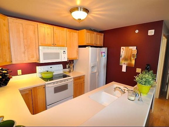 4th image of 360 W Washington Ave Unit 903