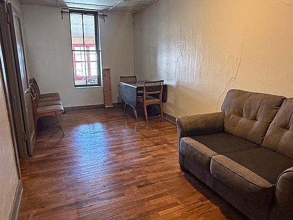 3rd image of 406 Main St