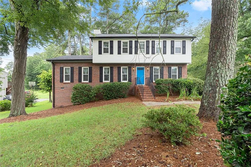 5 bed, 2.5 bath, 2709 sqft, $3,400 — Photo 1