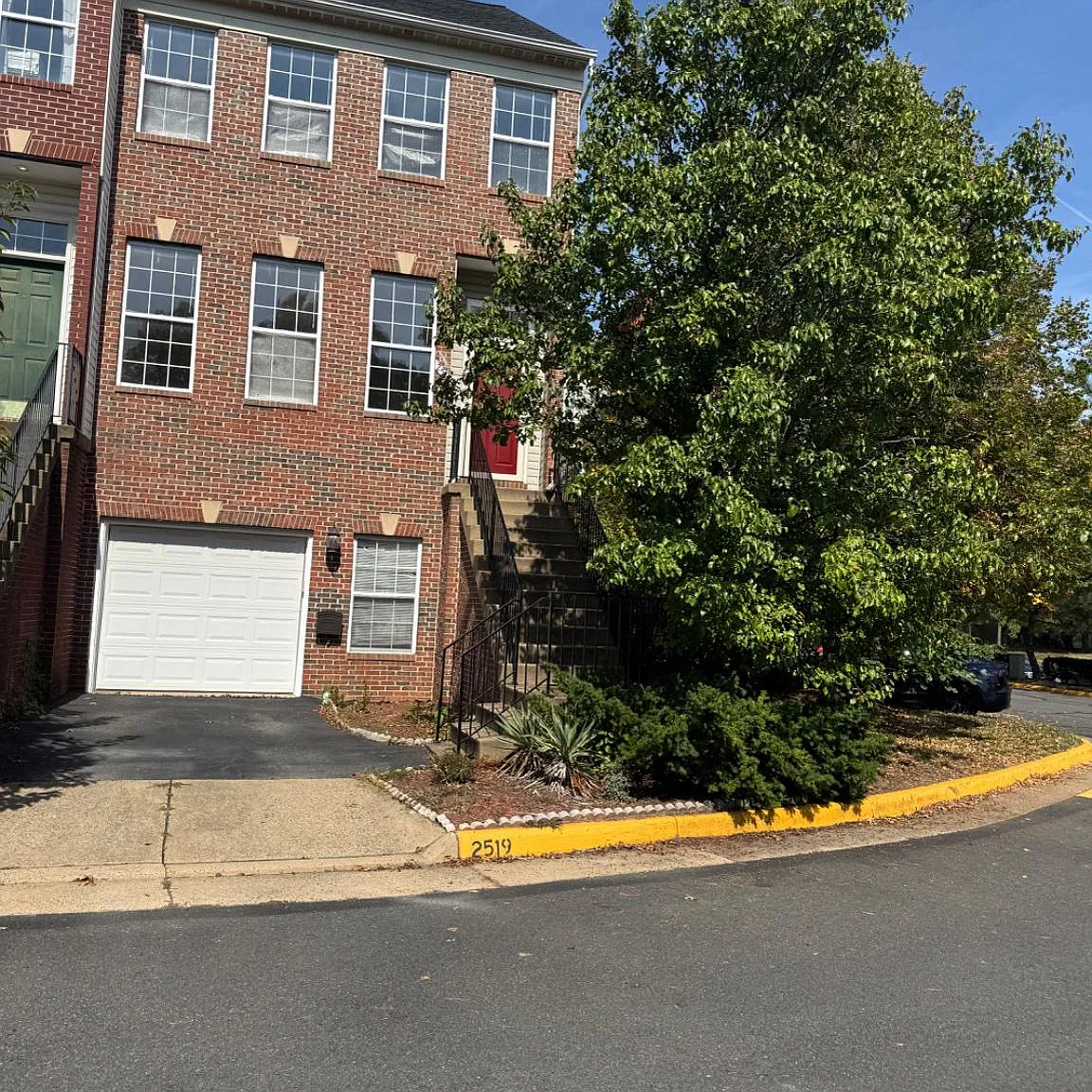 4 bed, 4.0 bath, 1610 sqft, $3,200 — Photo 3