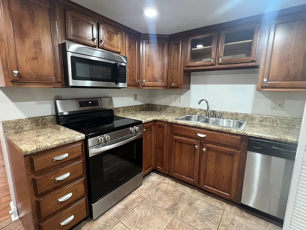 3 bed, 3.0 bath, 1460 sqft, $1,395 — Photo 3