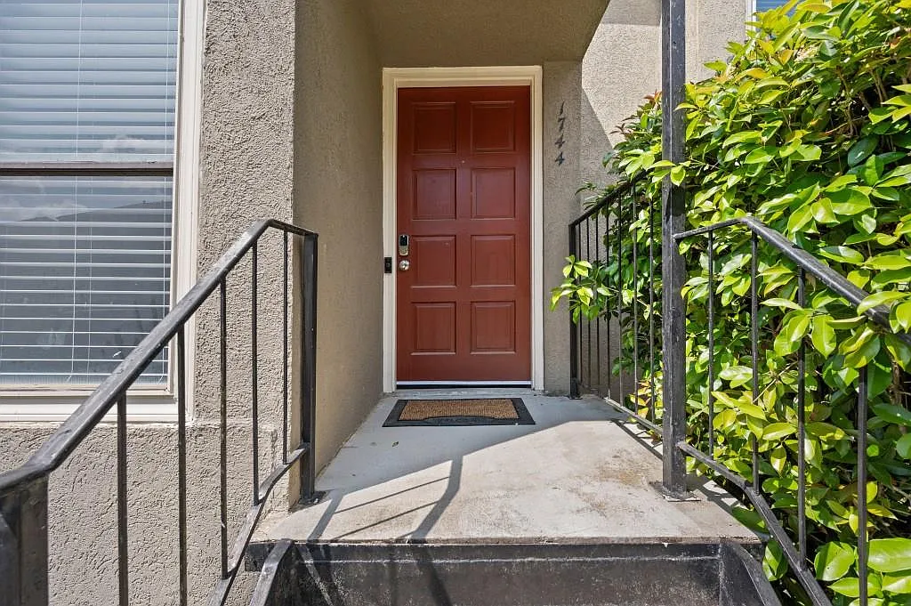 3 bed, 2.5 bath, 2173 sqft, $3,200 — Photo 2