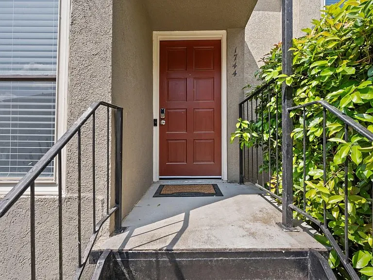 1744 Woodcliff Pl NE — Photo 2