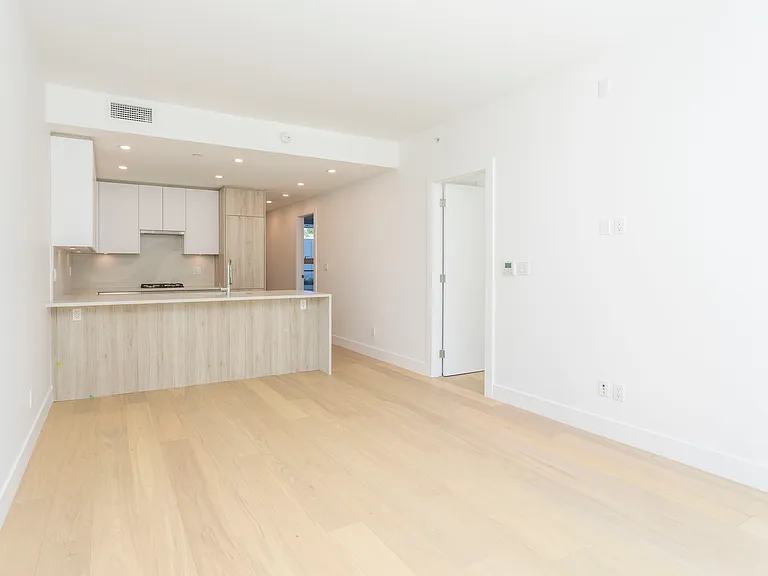 423 6th St #313 — Photo 9