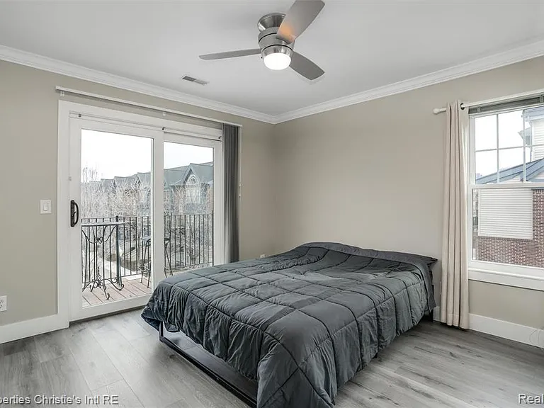 2542 Woodward Ave — Photo 22