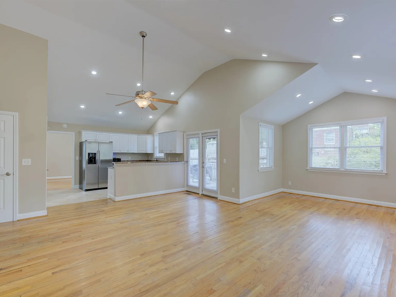 3 bed, 1322 sqft, $1,900 — Photo 3