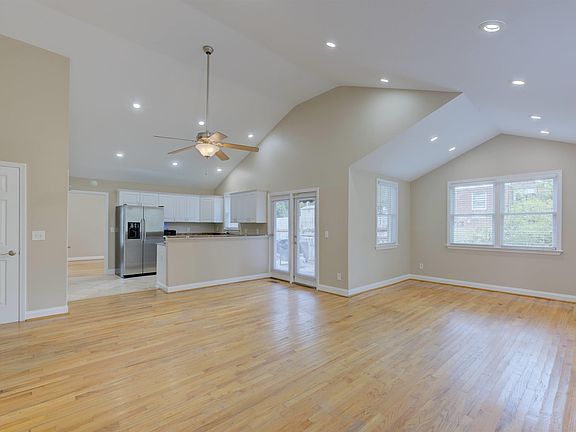 3rd image of 2801 Lincoln St