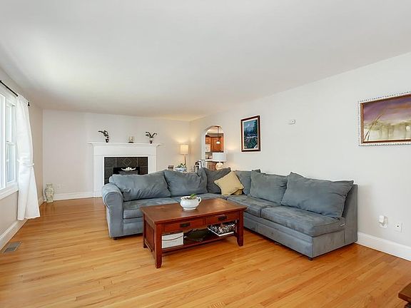 4th image of 51 Hyatt Ave