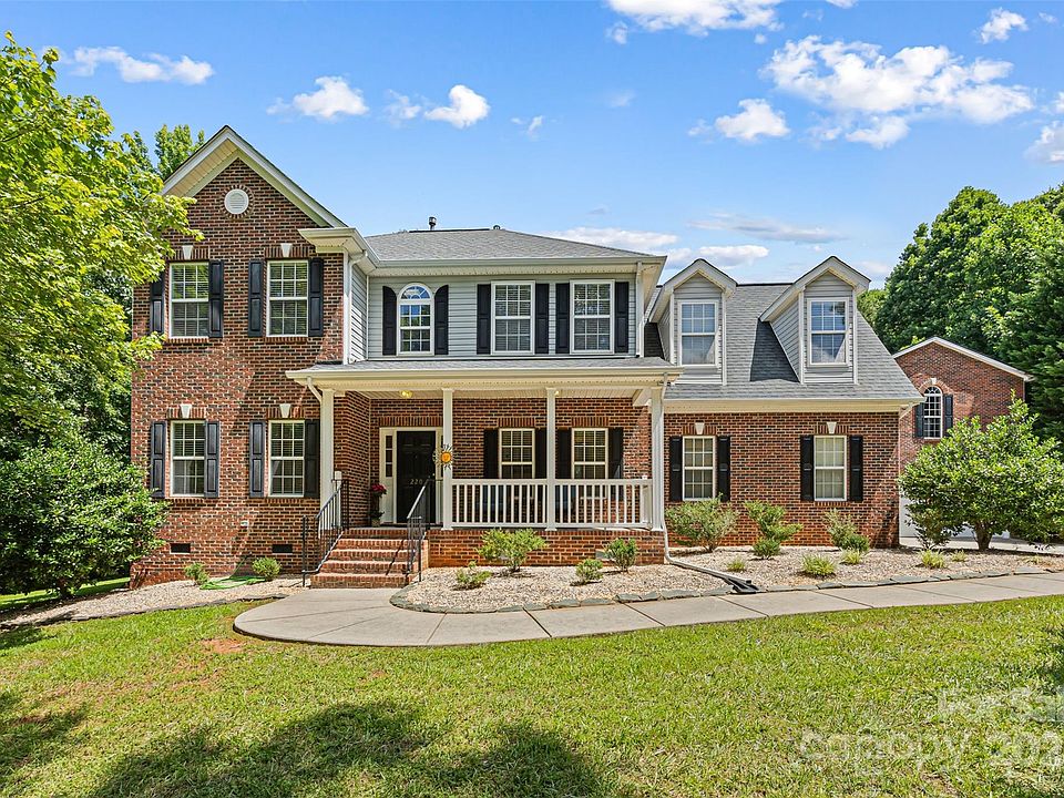 1st image of 220 Glenville Dr