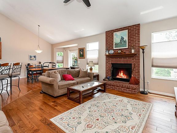 3rd image of 6165 Woodsview Way