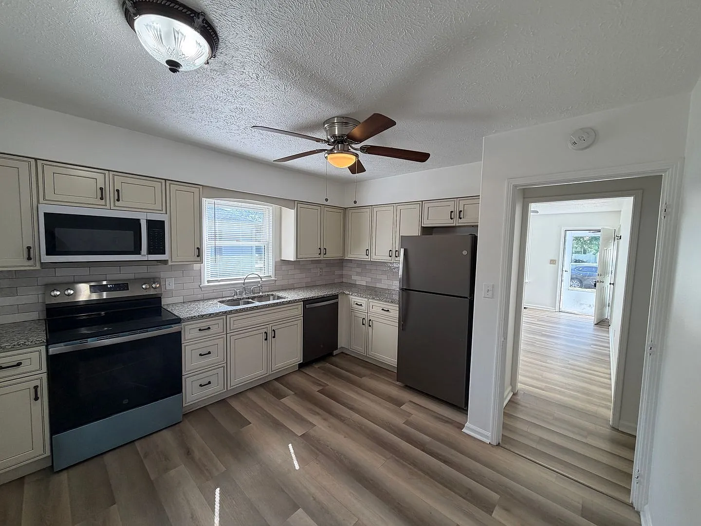 3 bed 1 bath house — Photo 3