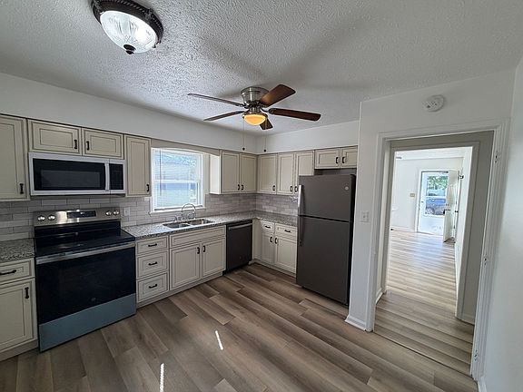 3rd image of 1028 Allen Ave