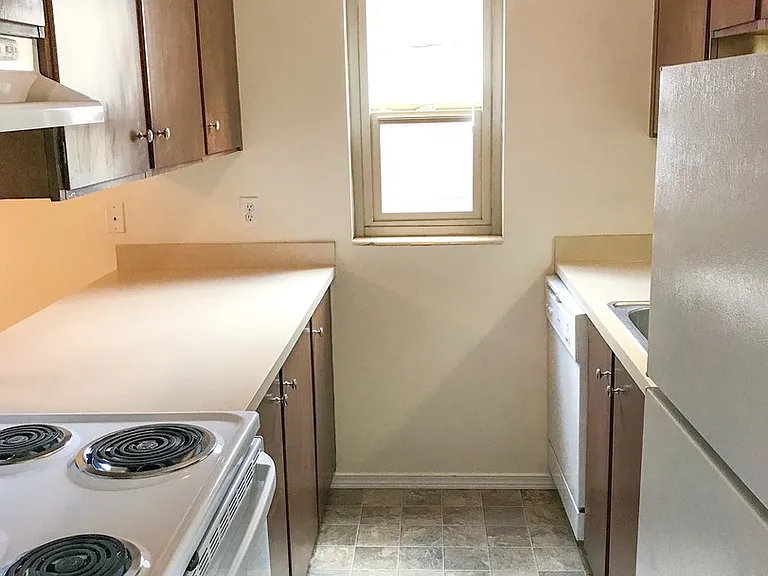 1821 E Thomas St — Photo 5