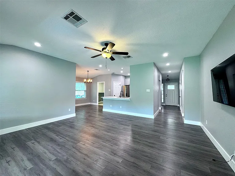 1212 Leah Ln — Photo 2