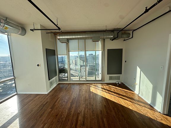 2nd image of 700 W Van Buren St APT 1406