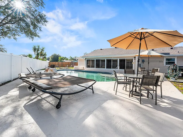 1260 Leslie Dr — Photo 29
